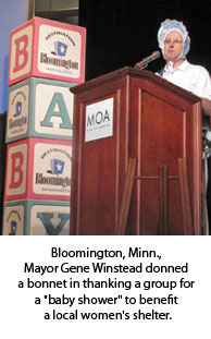 Mayor Gene Winstead wearing a bonnet